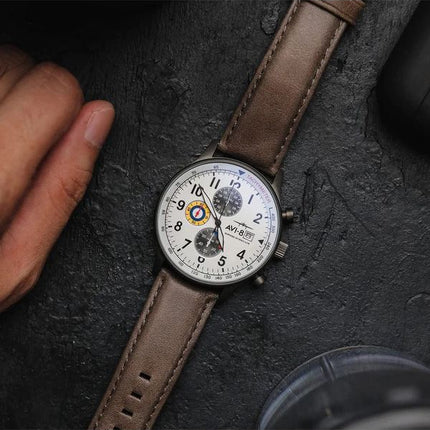 AVI-8 Hawker Hurricane Classic Chronograph Elfenbein Graustufen Weißes Zifferblatt Quarz AV-4011-0B Herrenuhr