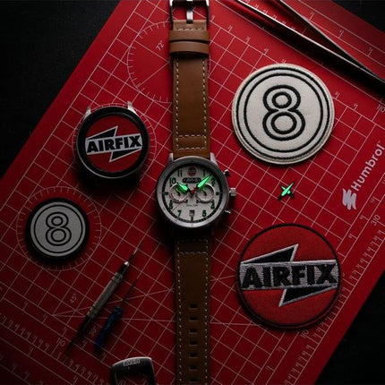 AVI-8 Hawker Hurricane Carey Dual Time Airfix Edition Silbernes Lederarmband Weißes Zifferblatt Quarz AV-4088-06 Herrenuhr