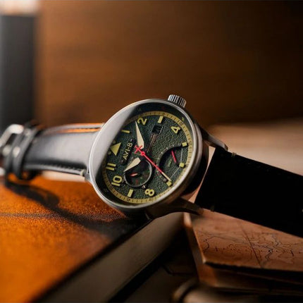 AVI-8 Hawker Hurricane Mckellar Dual Time Gothic grünes Zifferblatt Quarz AV-4101-0A Herrenuhr mit zusätzlichem Armband