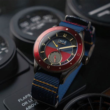 AVI-8 Flyboy Airmaster Sector Meca-Quartz Marineblaues und rotes Zifferblatt AV-4112-04 Herrenuhr