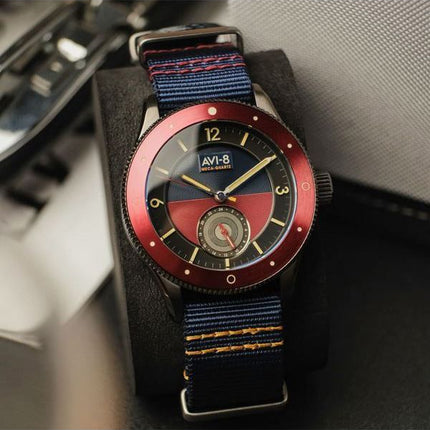 AVI-8 Flyboy Airmaster Sector Meca-Quartz Marineblaues und rotes Zifferblatt AV-4112-04 Herrenuhr