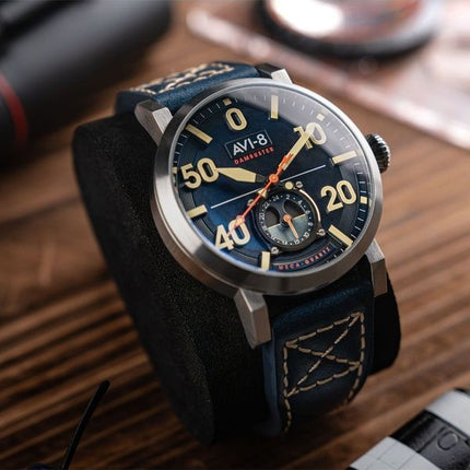 AVI-8 Dambuster Chadwick Meca-Quartz Kobaltblaues Lederarmband Blaues Zifferblatt AV-4113-01 Herrenuhr