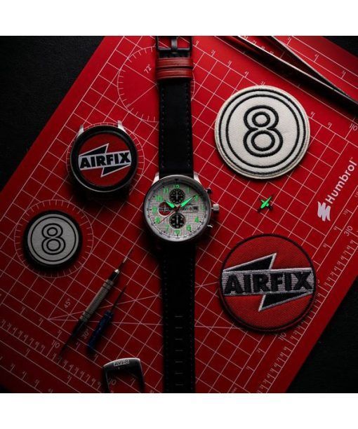 AVI-8 Hawker Hurricane Classic Chronograph Airfix Edition Deco graues Lederarmband weißes Zifferblatt AV-4011-1C Herrenuhr