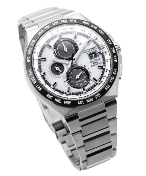 Citizen Eco-Drive Funkgesteuerter GMT Chronograph Super Titanium Silbernes Zifferblatt AT8238-84A 100M Herrenuhr