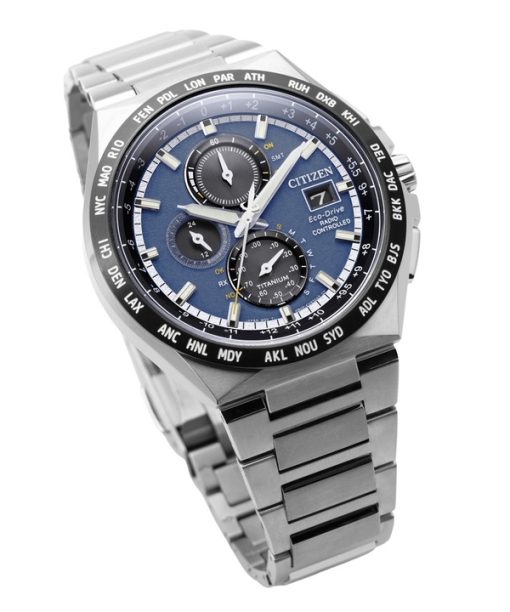 Citizen Eco-Drive Funkgesteuerter GMT Chronograph Super Titanium Blaues Zifferblatt AT8238-84L 100M Herrenuhr