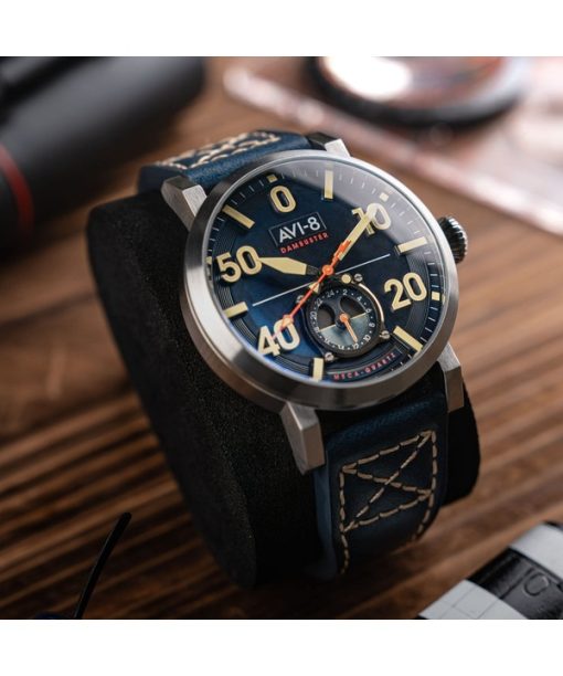 AVI-8 Dambuster Chadwick Meca-Quartz Kobaltblaues Lederarmband Blaues Zifferblatt AV-4113-01 Herrenuhr